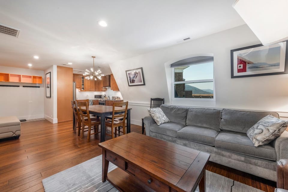 Ski-in/Ski-out, Stunning Top Floor Condo at Park City Base, Professionally Decorated Luxury 3BR House in Park City