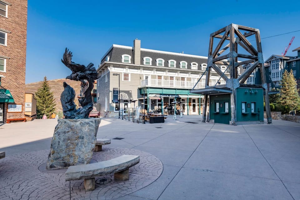 Ski-in/Ski-out, Stunning Top Floor Condo at Park City Base, Professionally Decorated Luxury 2BR House in Park City