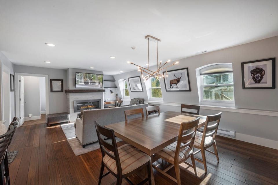 Ski-in/Ski-out, Stunning Top Floor Condo at Park City Base, Professionally Decorated Luxury 2BR House in Park City