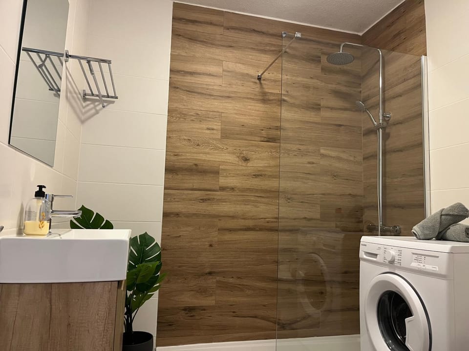 Shower, Bathroom, towels, washing machine
