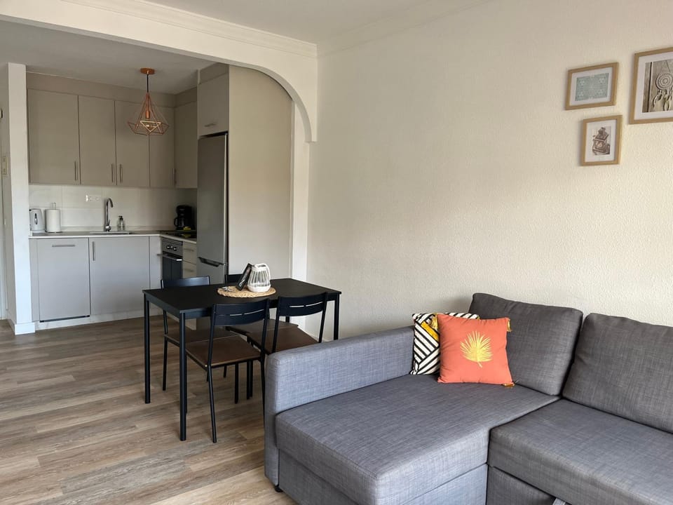Seating area, dishwasher, pet friendly, stove, kitchen