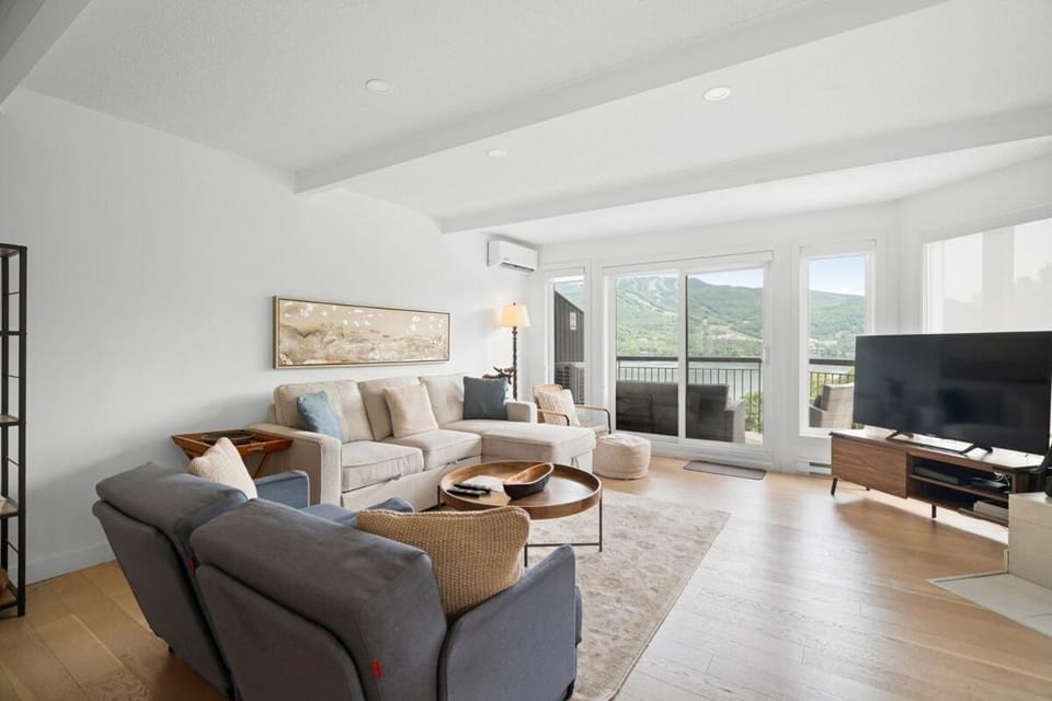 TV and multimedia, Living room, Seating area, Evening entertainment