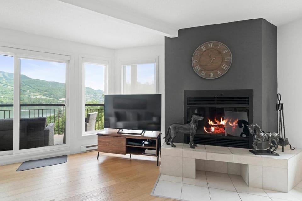 Natural landscape, TV and multimedia, Living room, Seating area, Mountain view, fireplace