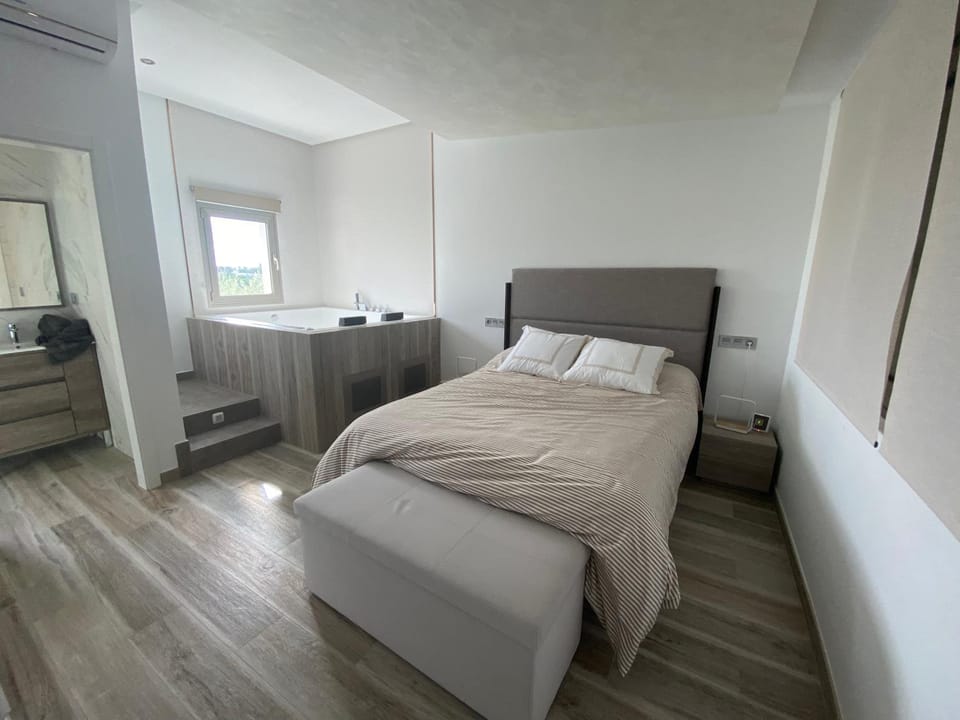Bed, Hot Tub, Photo of the whole room, Bedroom