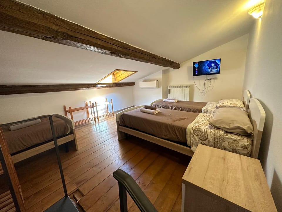Bed, TV and multimedia, Bedroom, air conditioner