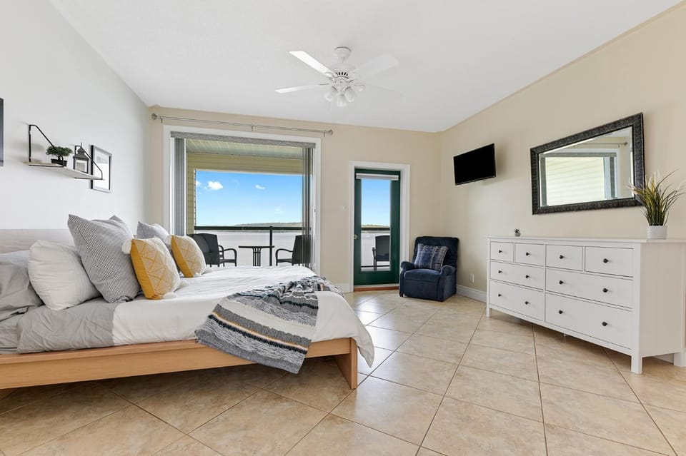 Bed, Bedroom, Lake view