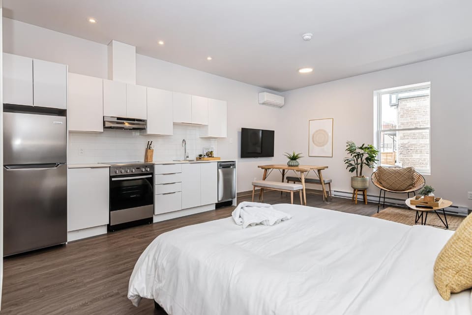 Bed, TV and multimedia, Kitchen or kitchenette, Living room, Seating area, Dining area, Bedroom, dishwasher, oven, stove