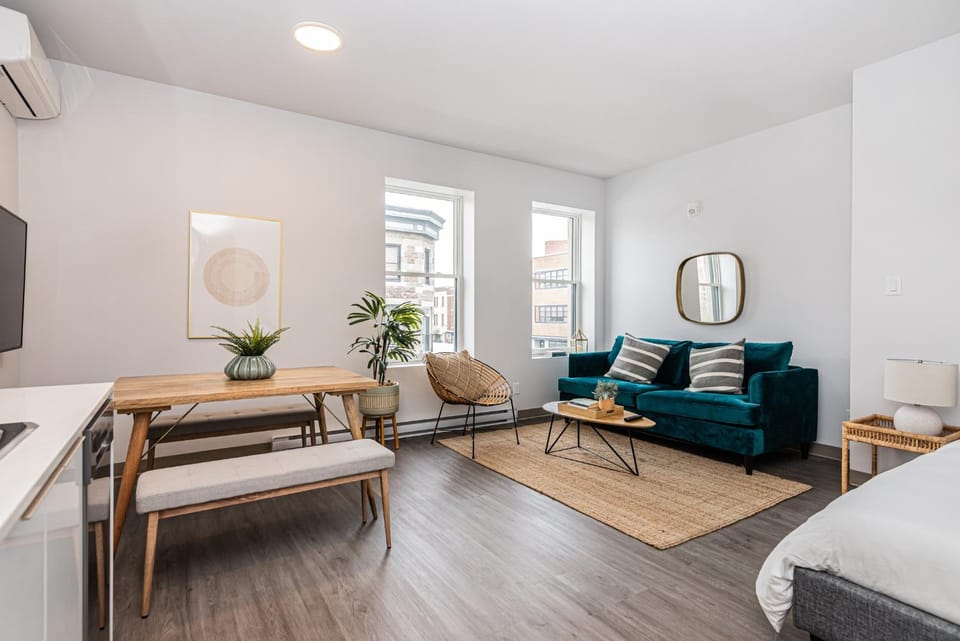 Bed, TV and multimedia, Living room, Seating area, Dining area, Bedroom