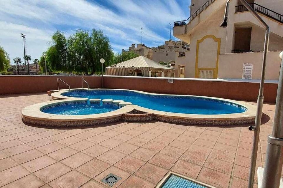 Day, Swimming pool