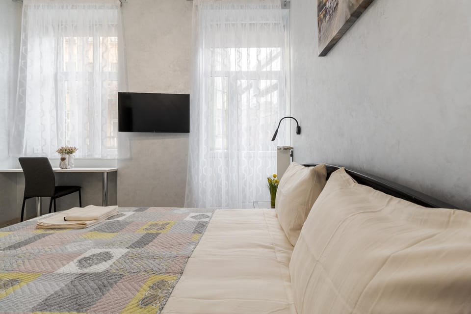 Bed, TV and multimedia, Photo of the whole room, Bedroom