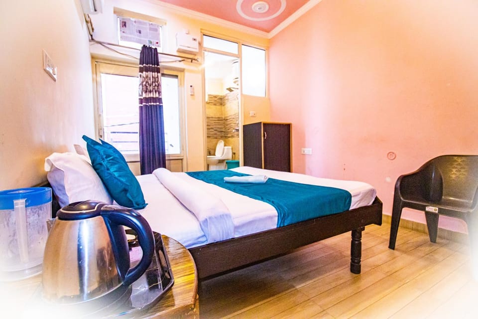 Bed, Photo of the whole room, Seating area, Bedroom, towels