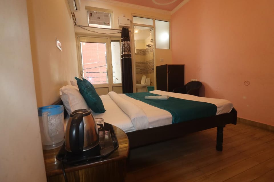 Bed, TV and multimedia, Photo of the whole room, Bedroom, towels, air conditioner
