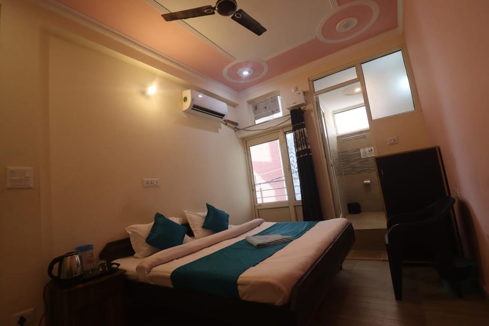Bed, Photo of the whole room, Bedroom, fireplace, air conditioner