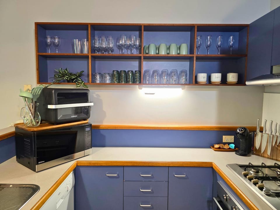 Coffee/tea facilities, Kitchen or kitchenette, dishwasher, microwave, stove