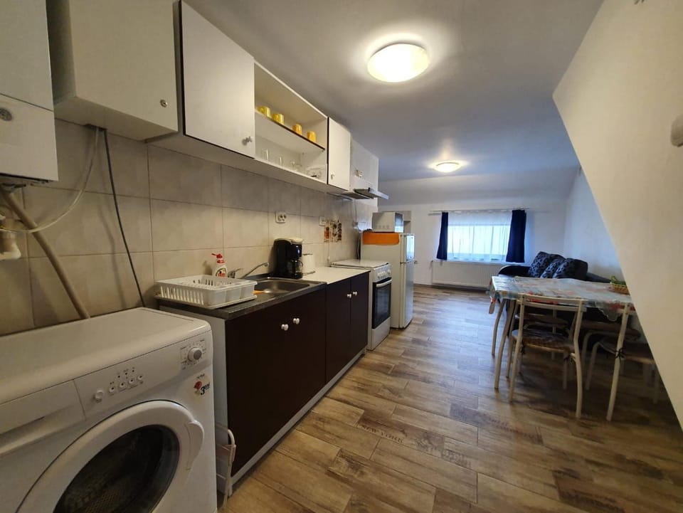 Coffee/tea facilities, Kitchen or kitchenette, Living room, Seating area, Dining area