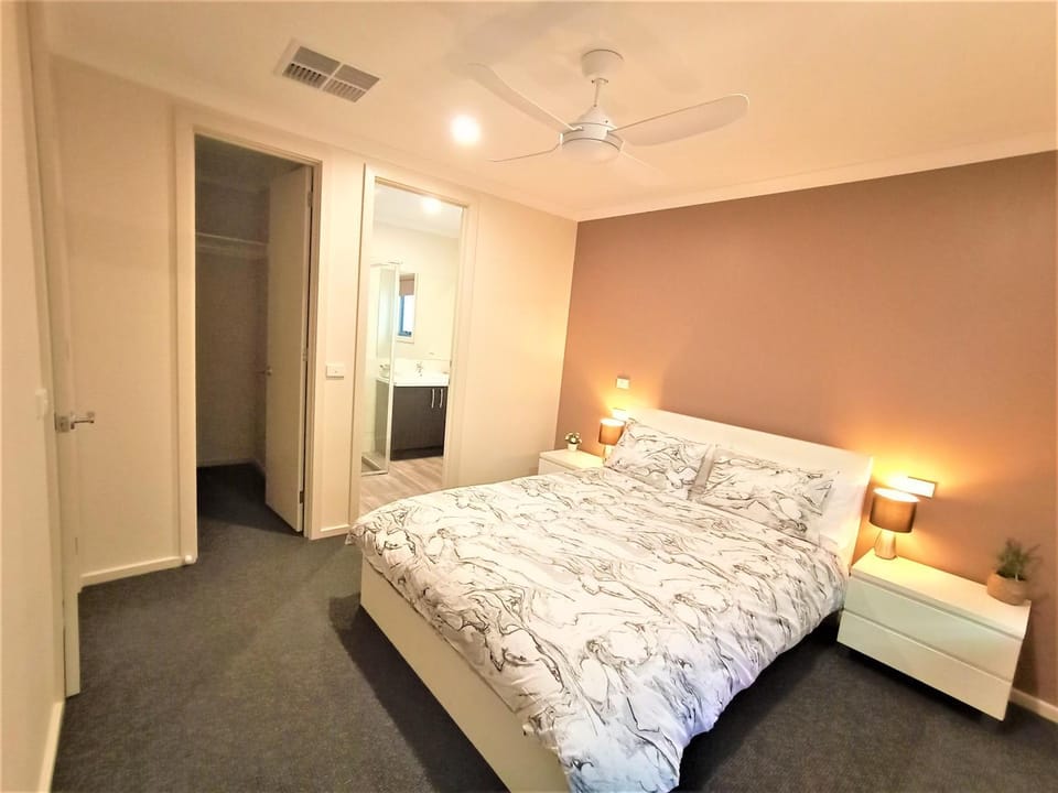 Bed, Bathroom, Bedroom, wardrobe