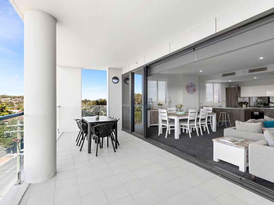 View (from property/room), Balcony/Terrace, Living room, Seating area, Dining area