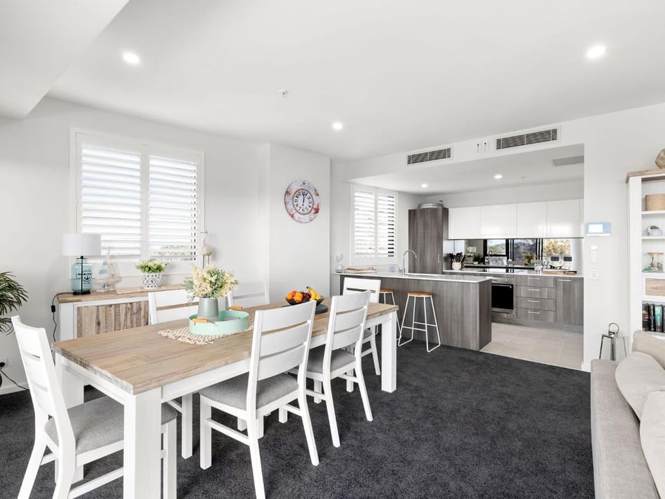 Kitchen or kitchenette, Living room, Seating area, Dining area, oven, stove