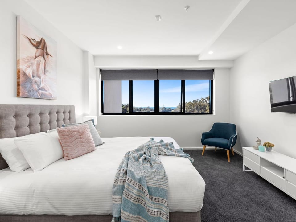 Bed, TV and multimedia, Bedroom