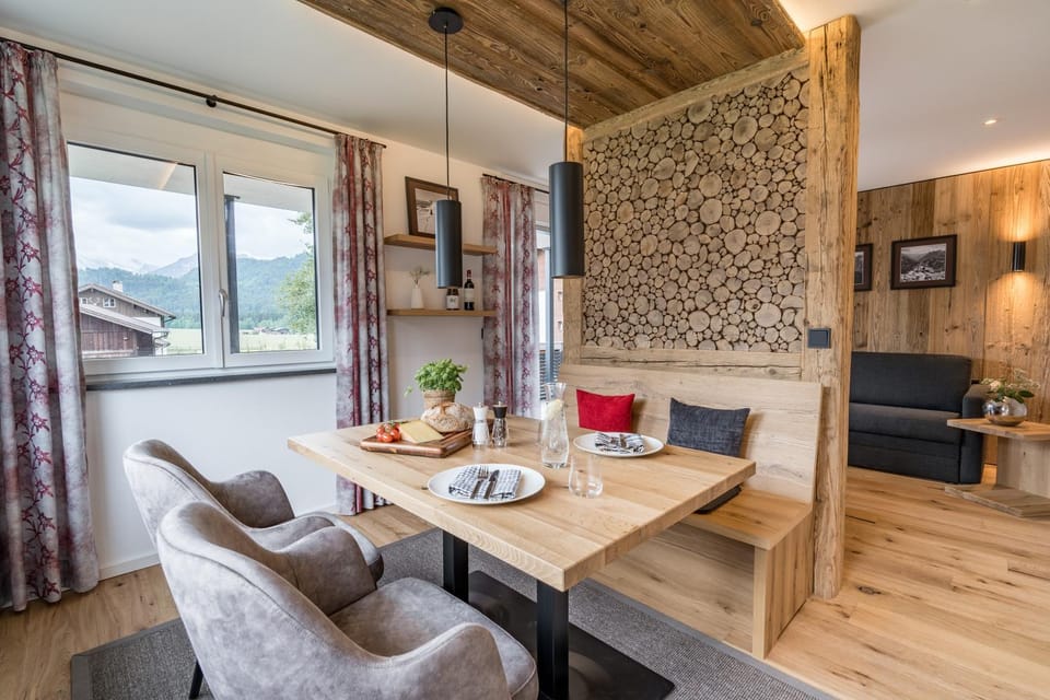 Kitchen or kitchenette, Food and drinks, Seating area, Dining area