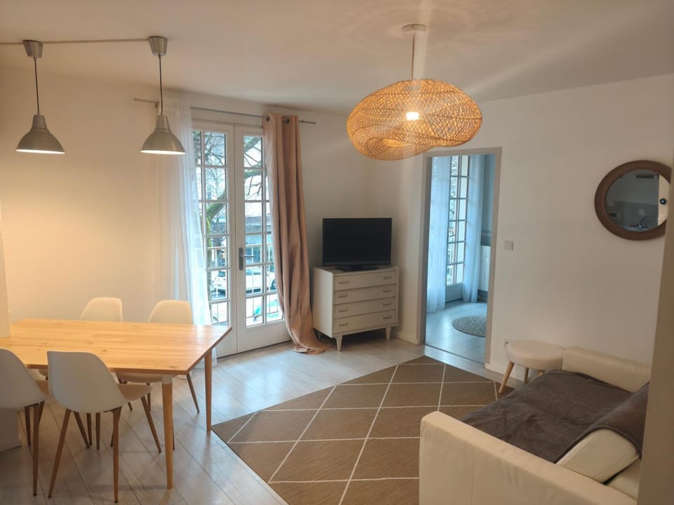 TV and multimedia, Living room, Dining area
