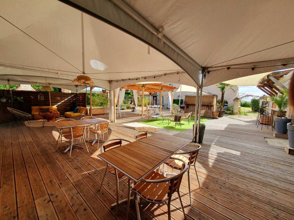 Property building, Patio, Restaurant/places to eat, Breakfast