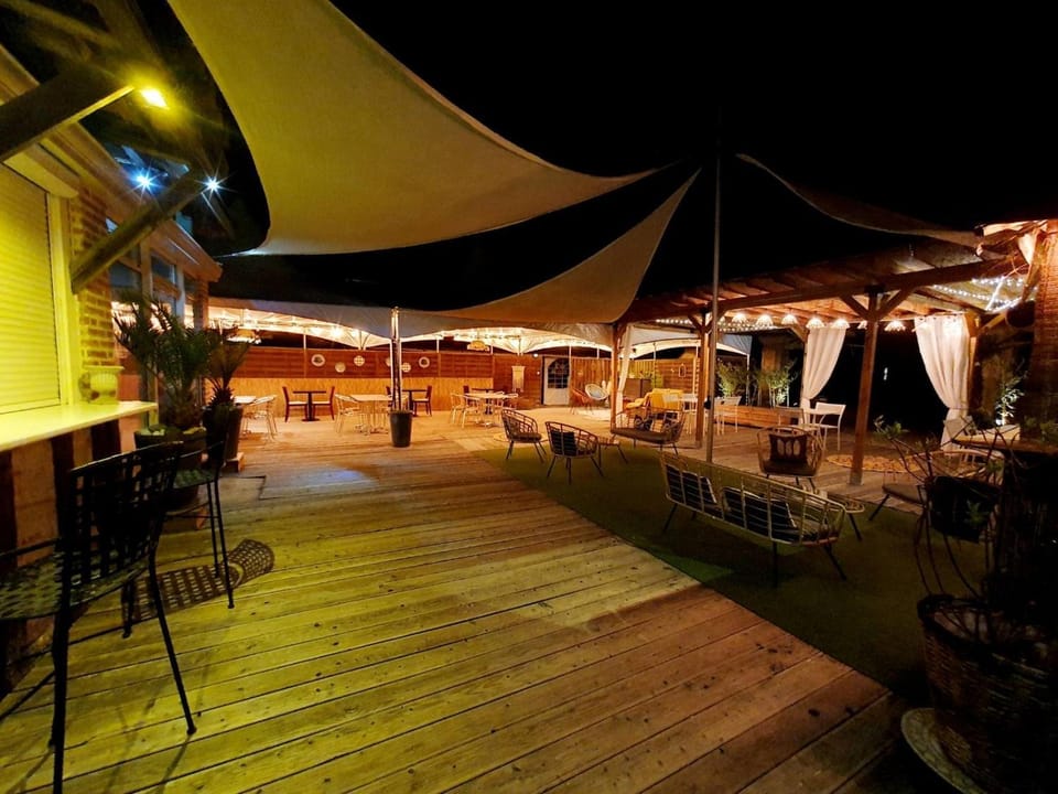 Property building, Restaurant/places to eat, Breakfast