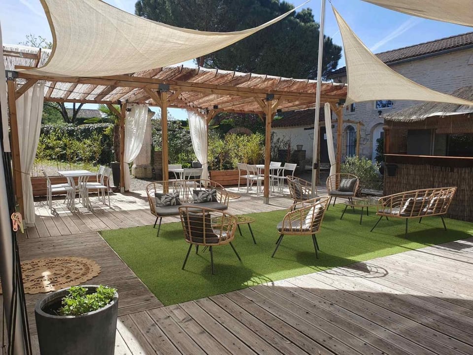 Property building, Patio, Restaurant/places to eat, Breakfast