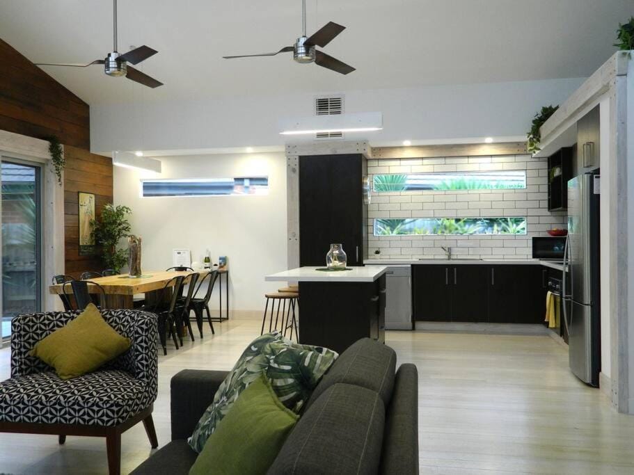 Kitchen or kitchenette, Living room, Seating area, Dining area, oven, stove