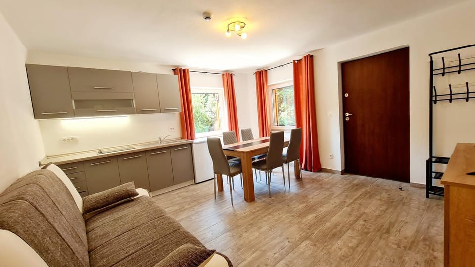 Kitchen or kitchenette, Seating area, Dining area