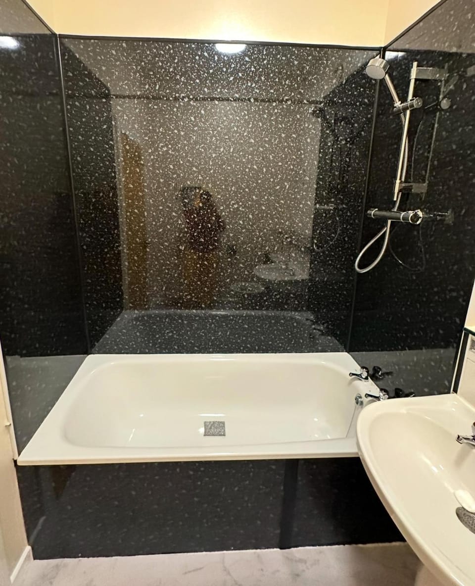 Central Glasgow Apt - Sleeps 2 & FreeParking During Weekend Apartment in Glasgow