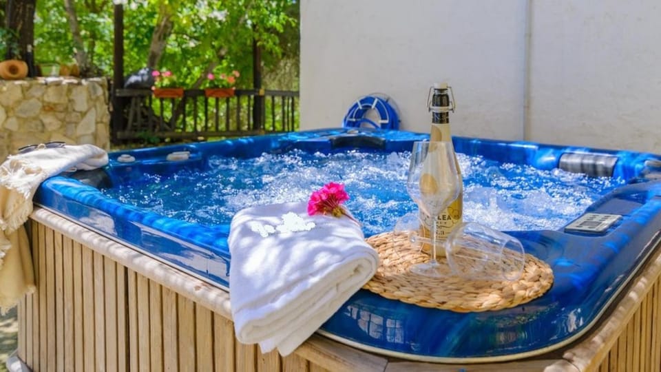 Hot Tub, Massage, Sauna, Spa and wellness centre/facilities