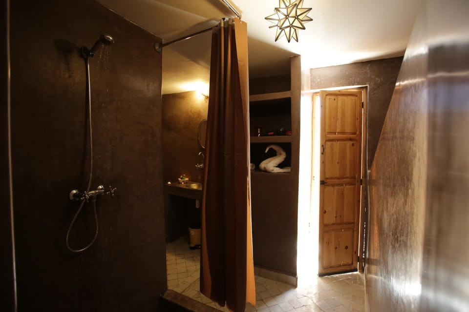 Riad white flowers Bed and Breakfast in Marrakesh