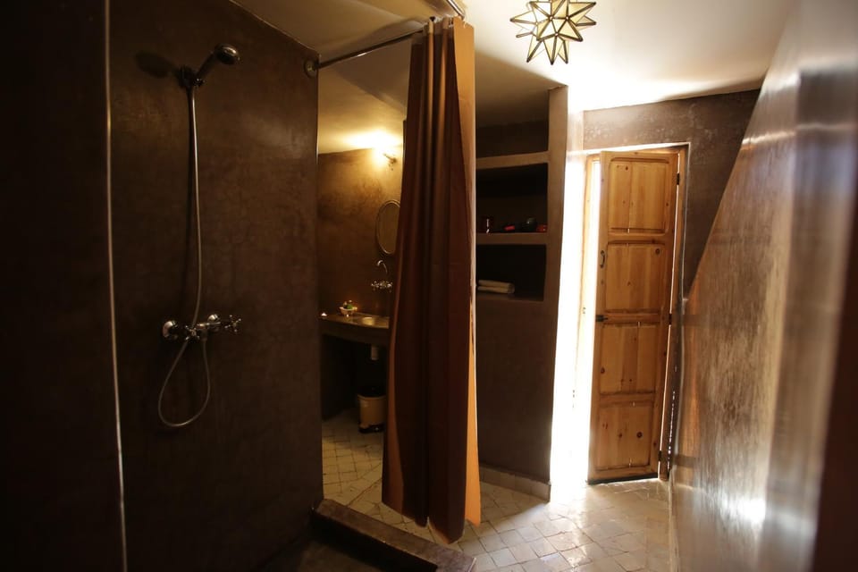 Riad white flowers Bed and Breakfast in Marrakesh