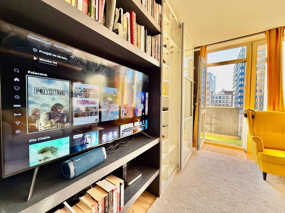 FORUM metro WiFi 1Gbs 70'TV Netflix HBO AppleTV Apartment in Warsaw