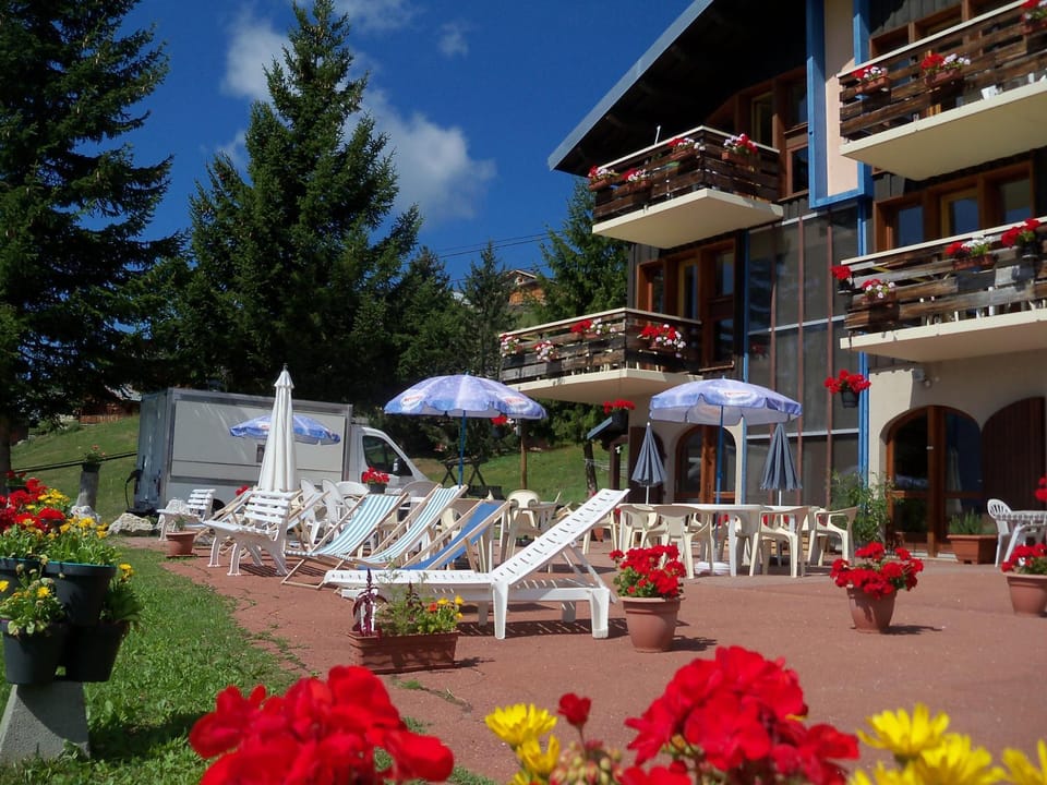 Property building, Patio, Spring, Day, Garden, View (from property/room), Balcony/Terrace, Garden view, sunbed