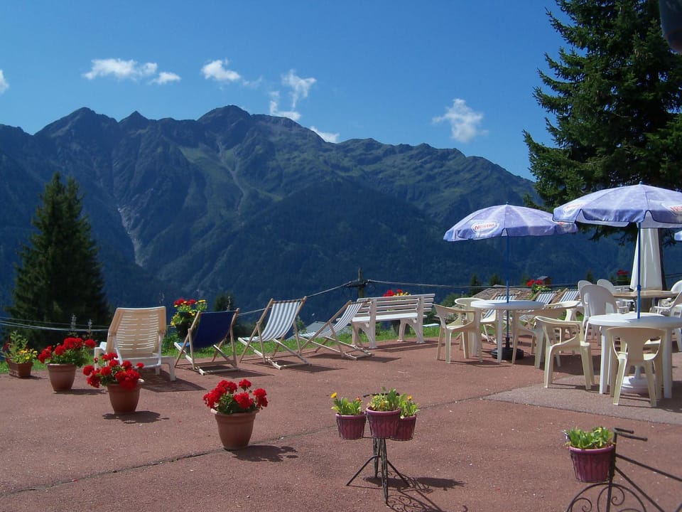Nearby landmark, Day, Natural landscape, Mountain view, sunbed