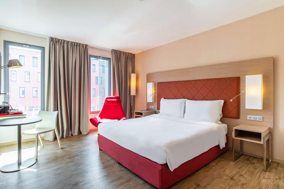 Shower, Bed, Bathroom, TV and multimedia