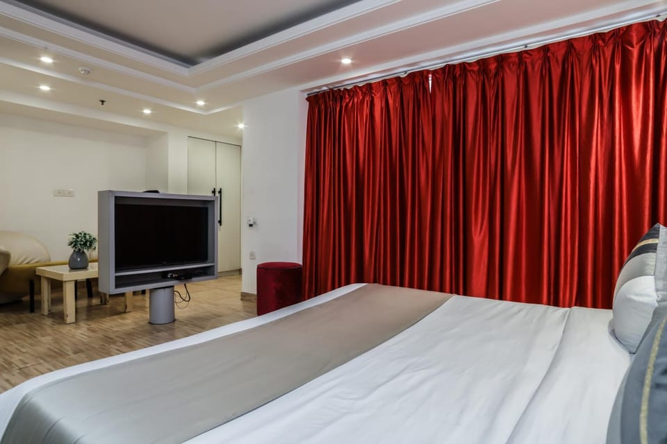 Bed, TV and multimedia, Seating area, Bedroom