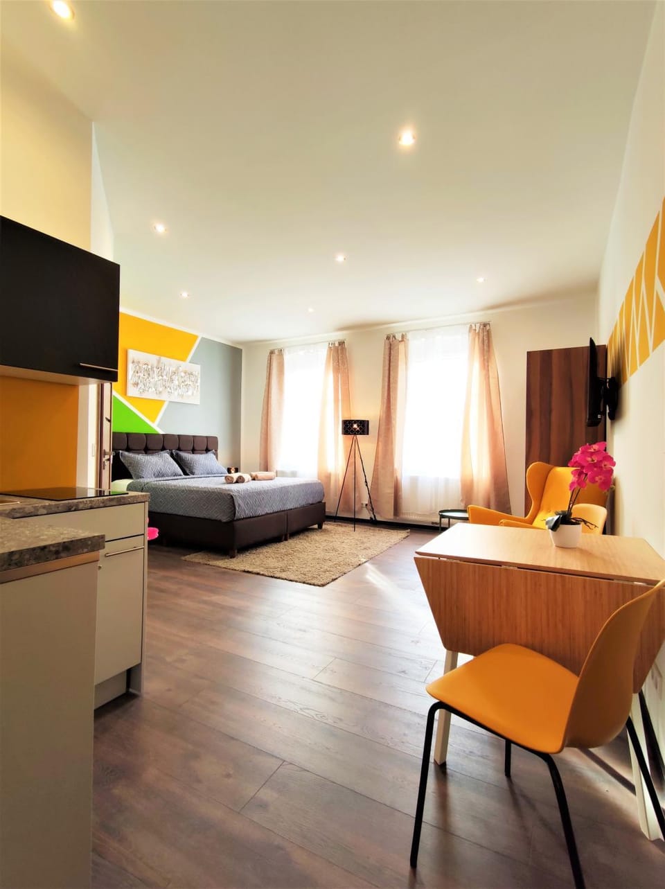 Bed, TV and multimedia, Living room, Photo of the whole room, Seating area, Bedroom