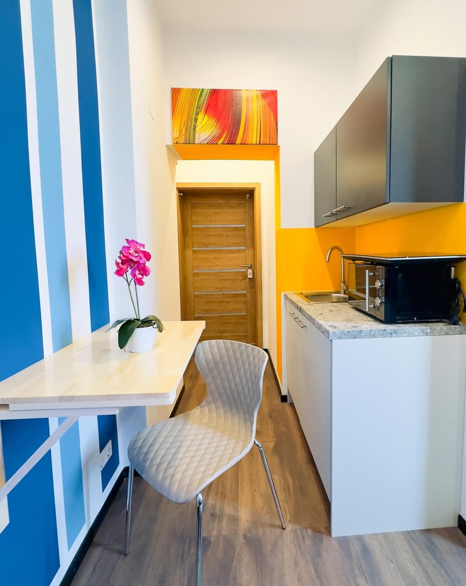 Kitchen or kitchenette, Dining area, minibar, oven
