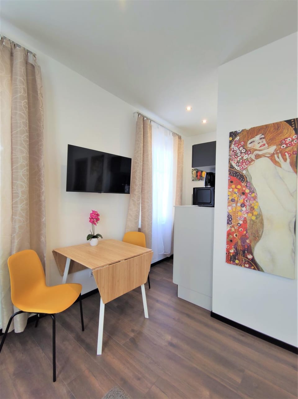 TV and multimedia, Living room, Decorative detail, Seating area, Dining area