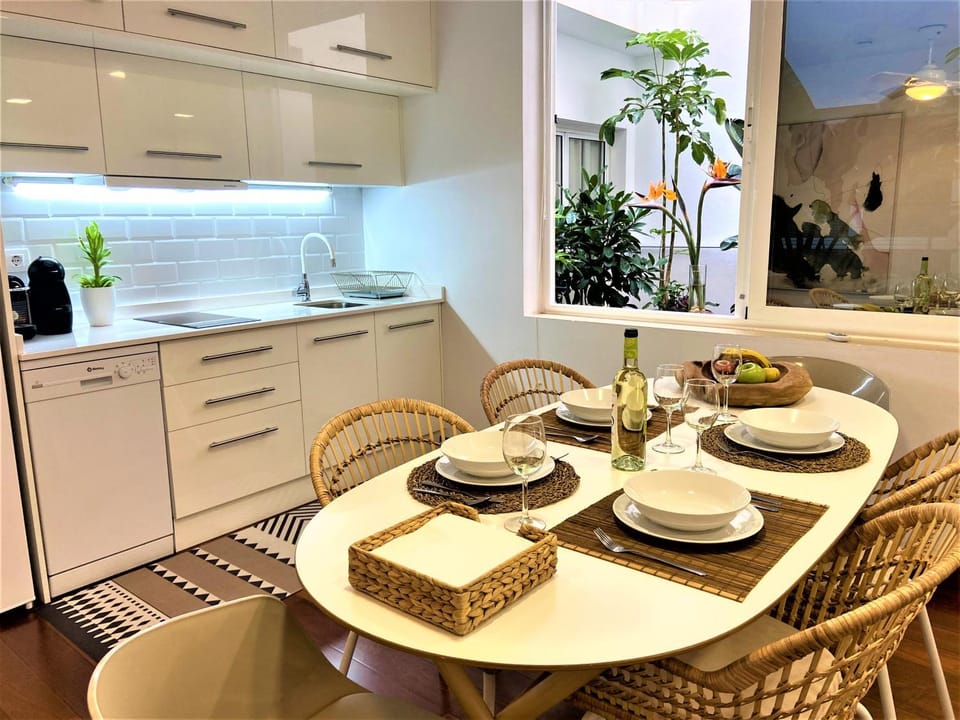 Kitchen or kitchenette, Dining area