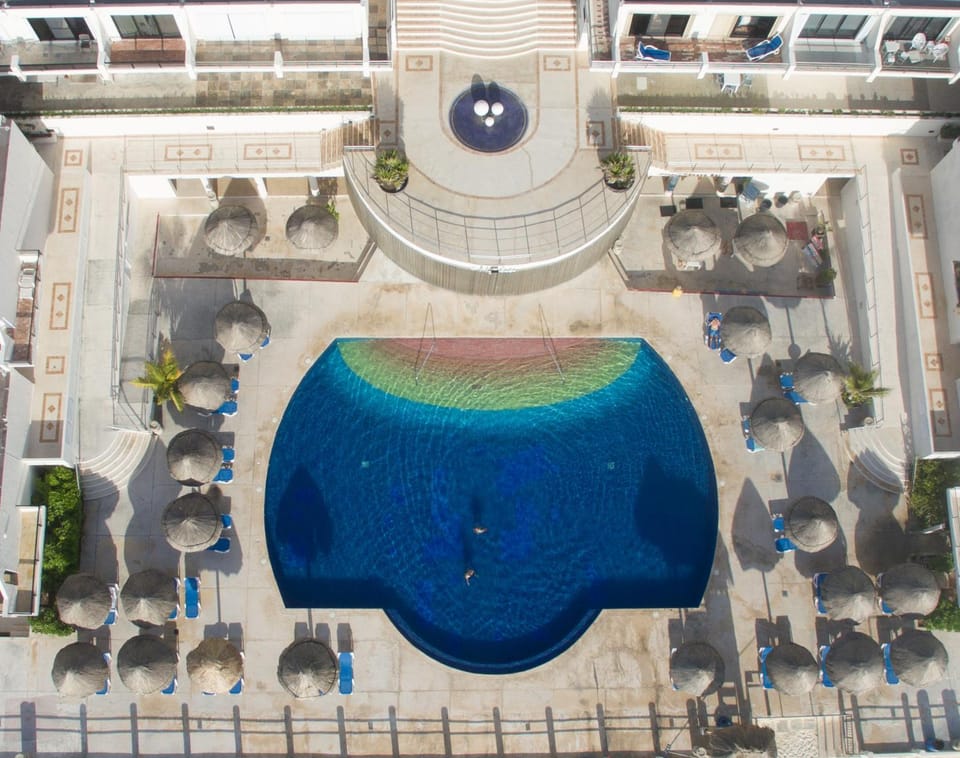 Bird's eye view, Pool view