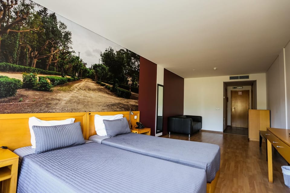 Bed, Photo of the whole room, Seating area, Bedroom