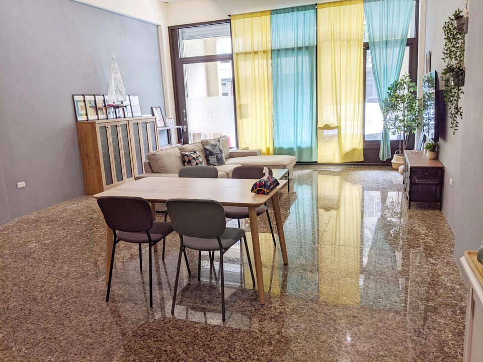 Restaurant/places to eat, Living room, Dining area