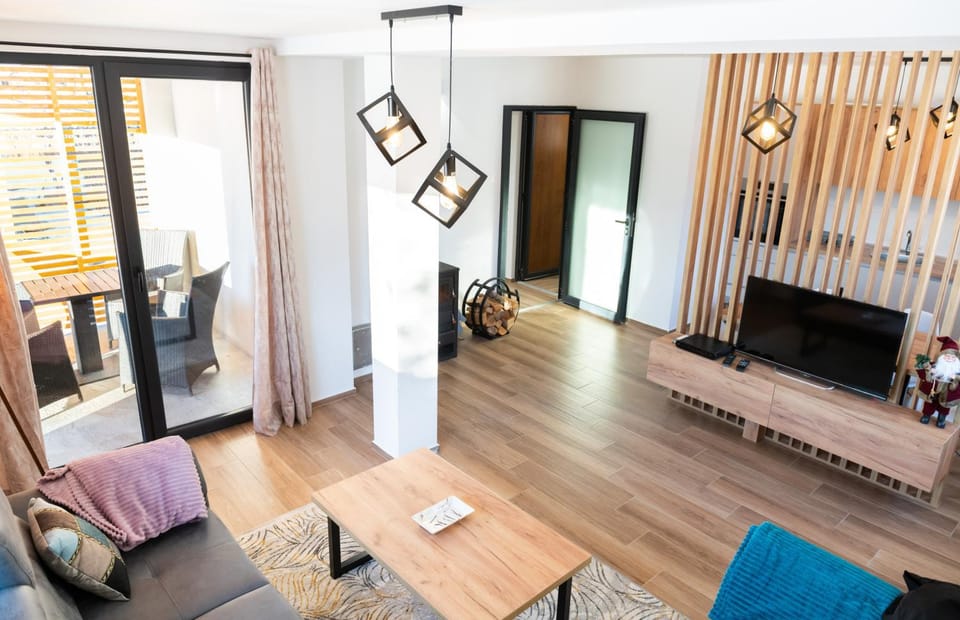 TV and multimedia, Living room, Evening entertainment