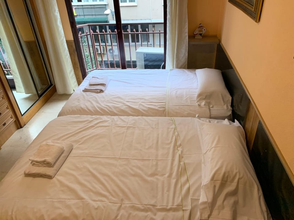 Bed, Other, Photo of the whole room, Decorative detail, Bedroom