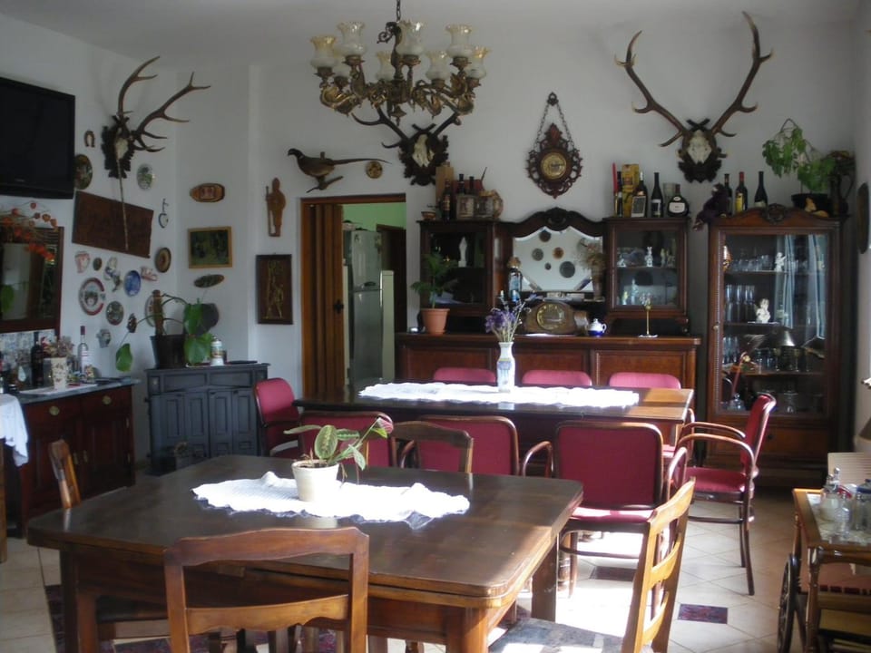 Restaurant/places to eat, Living room, Lounge or bar, Other, Banquet/Function facilities, Seating area