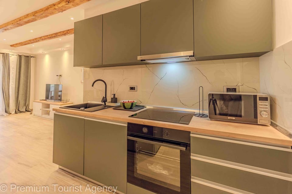 Kitchen or kitchenette, microwave, oven